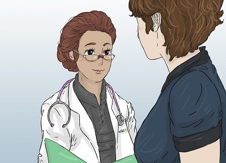 Женщина врач консультирует девушку