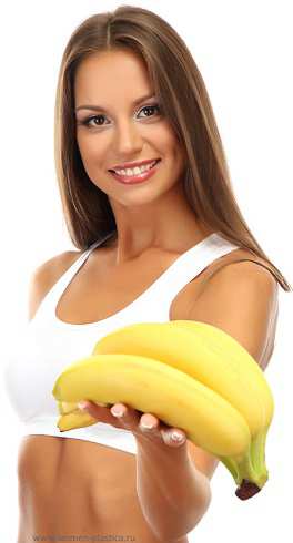 Красивая девушка показывает бананы как символ размера своего женского влагалища